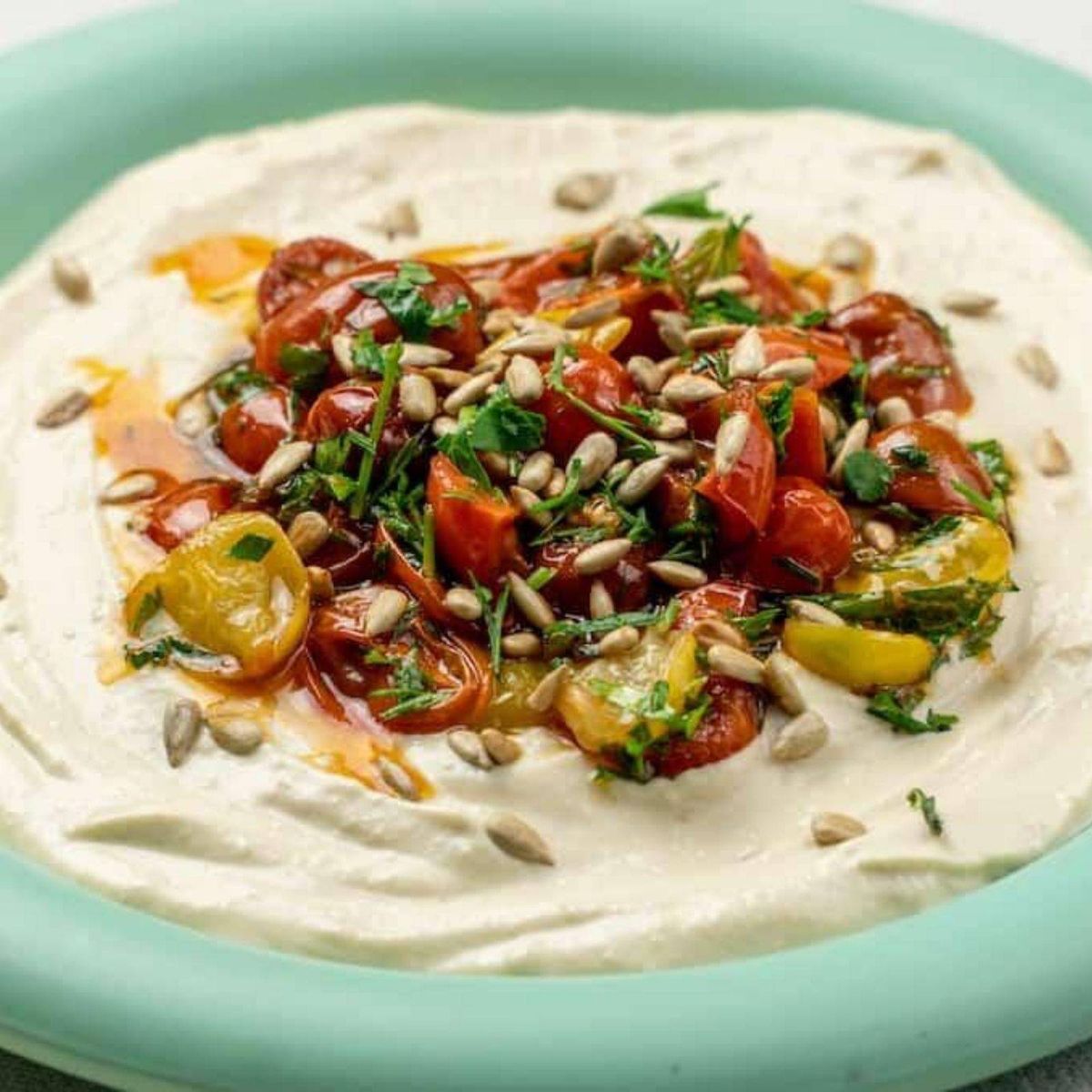 Humus cu Semințe de Pin și Salată Tabbouleh 